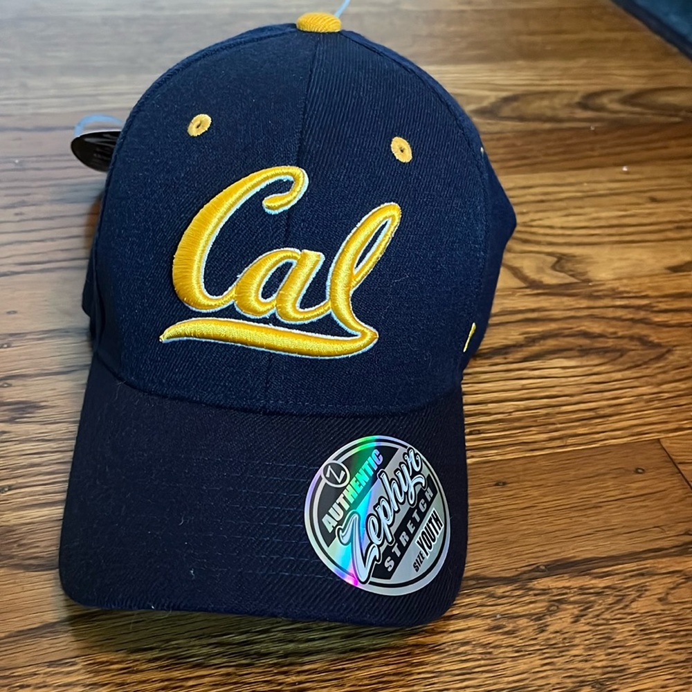 Zephyr SnapBack Cal Bear fitted hat, XS, youth 
NWT, never worn,